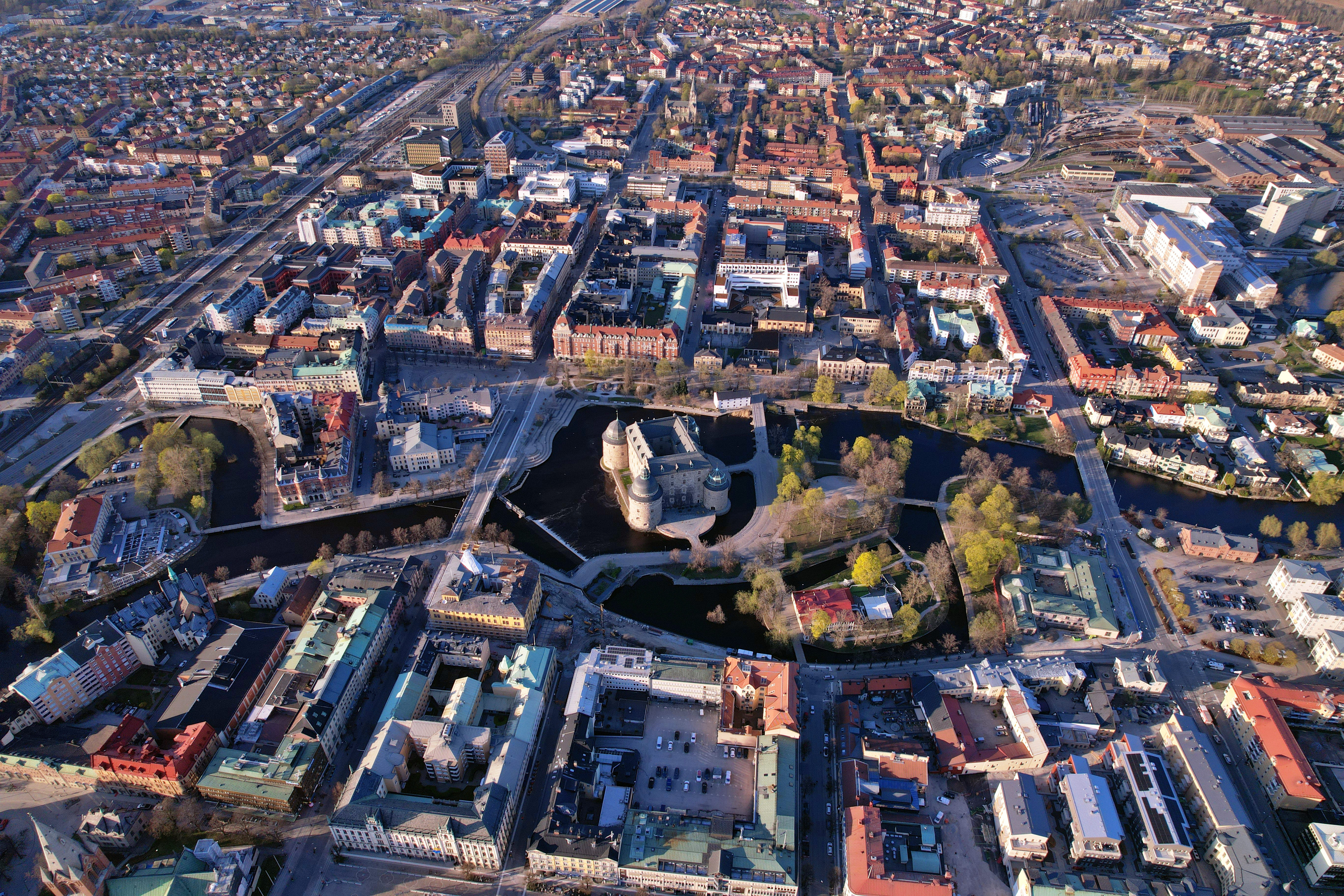 Flygbild över Örebro centrum med slottet